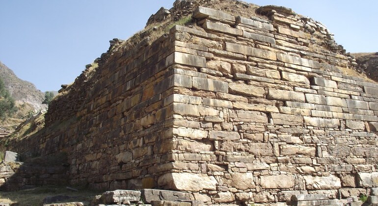 chavin-ruins-the-pre-inca-citadel-lake-querococha-en-2