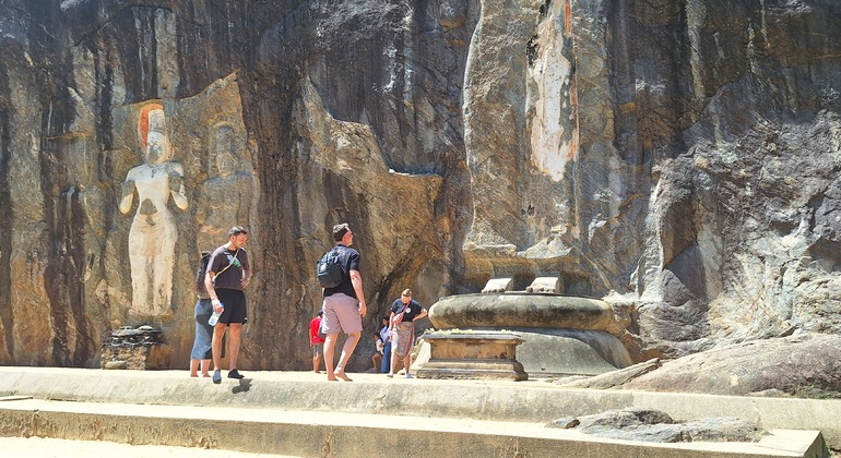 Visite des anciennes ruines de Buduruwagala, Sri Lanka