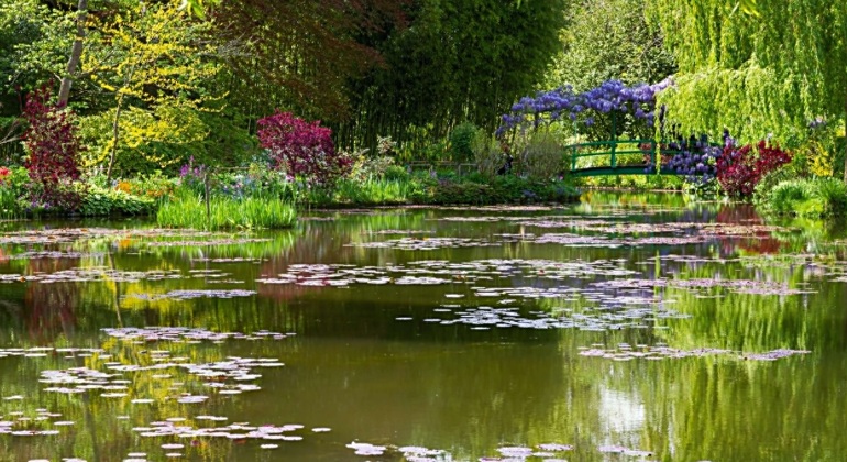 Giverny: Monet's House and Gardens Provided by Parioka Tours