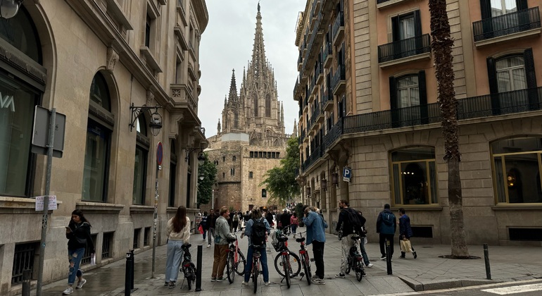 Barcelona en Bicicleta: Lugares de Interés, Tapas y Cultura Local