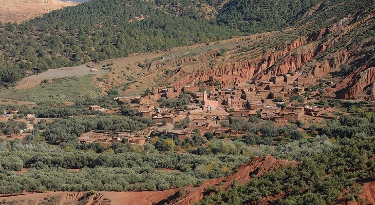 Esplorare i piedi della catena montuosa dell'Atlante Fornito da Berber Safari