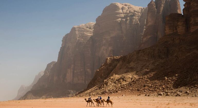 De Amã: Para Petra, Wadi Rum com pernoita e Mar Morto 2 dias de viagem Organizado por JORDAN CAMEL BROTHERS