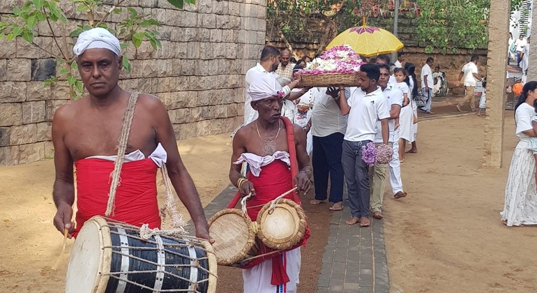 a-guided-tour-to-ancient-anuradhapura-with-lucky-en-1