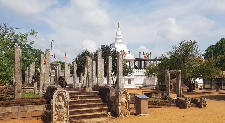 a-guided-tour-to-ancient-anuradhapura-with-lucky-en-2