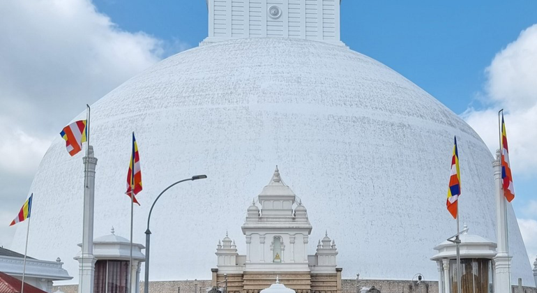 a-guided-tour-to-ancient-anuradhapura-with-lucky-en-5