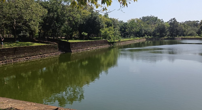 a-guided-tour-to-ancient-anuradhapura-with-lucky-en-6