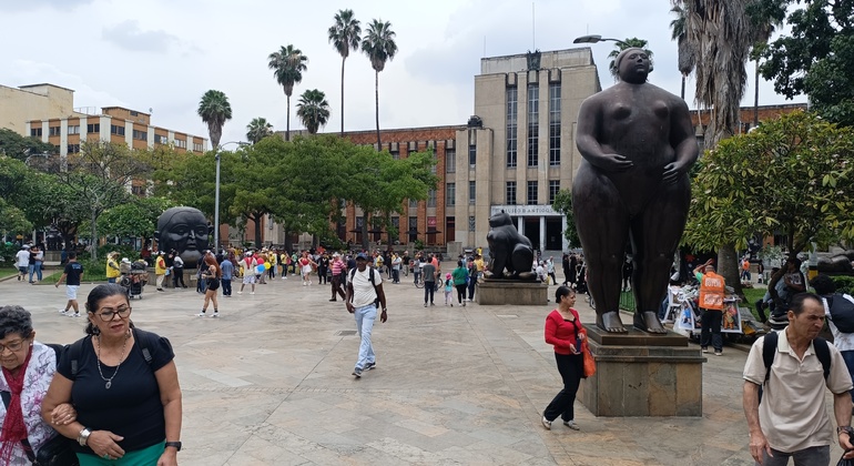 Medellín Real: Historia, Arte y Pasión Urbana Operado por amazing tours in medellin