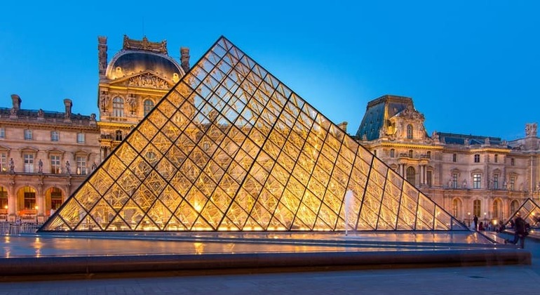 Free Walking Tour of Central Paris Provided by Discoverers 