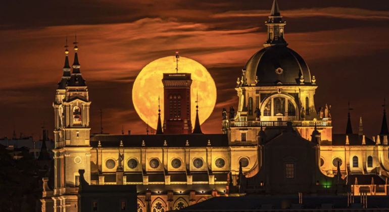 Madrid by Night Free Tour dos Mistérios, Lendas e Templo de Debod Organizado por Madrid360º