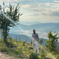 Ani Mahmutaj — Guide de Tour autour de Gjirokastra, Albanie